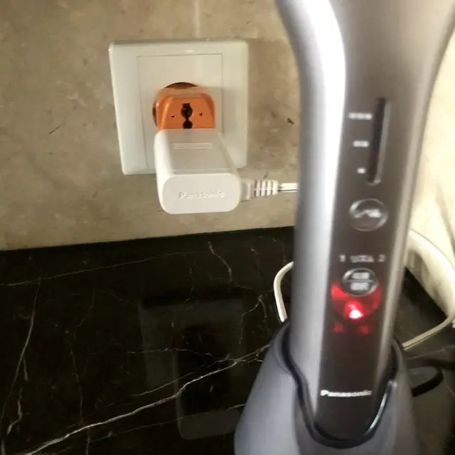 美顔器　充電中　海外電圧使用可能