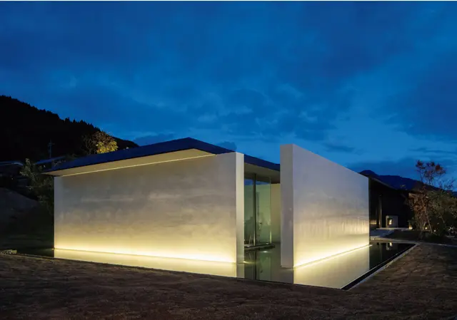 スタイリッシュな内装の「Bar 刻」。ウエルカムドリンクもここで提供