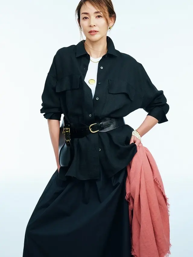 【今っぽく盛れる濃色リネンシャツ】ダークカラーを選ぶことで大人のかっこよさがきわだつ