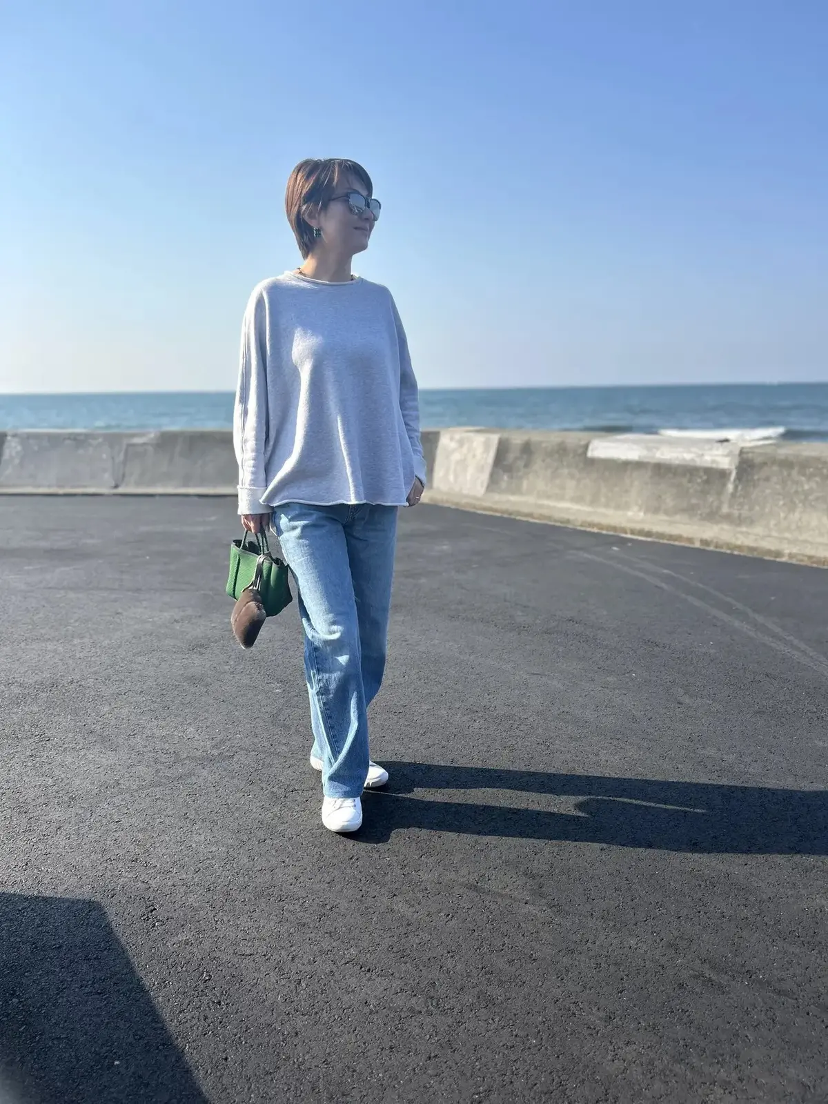 ユニクロで人気のデニムとお気に入りのトレーナーで大人の休日スタイル