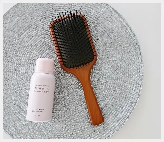 フレグランスUVスプレーとパドルブラシ