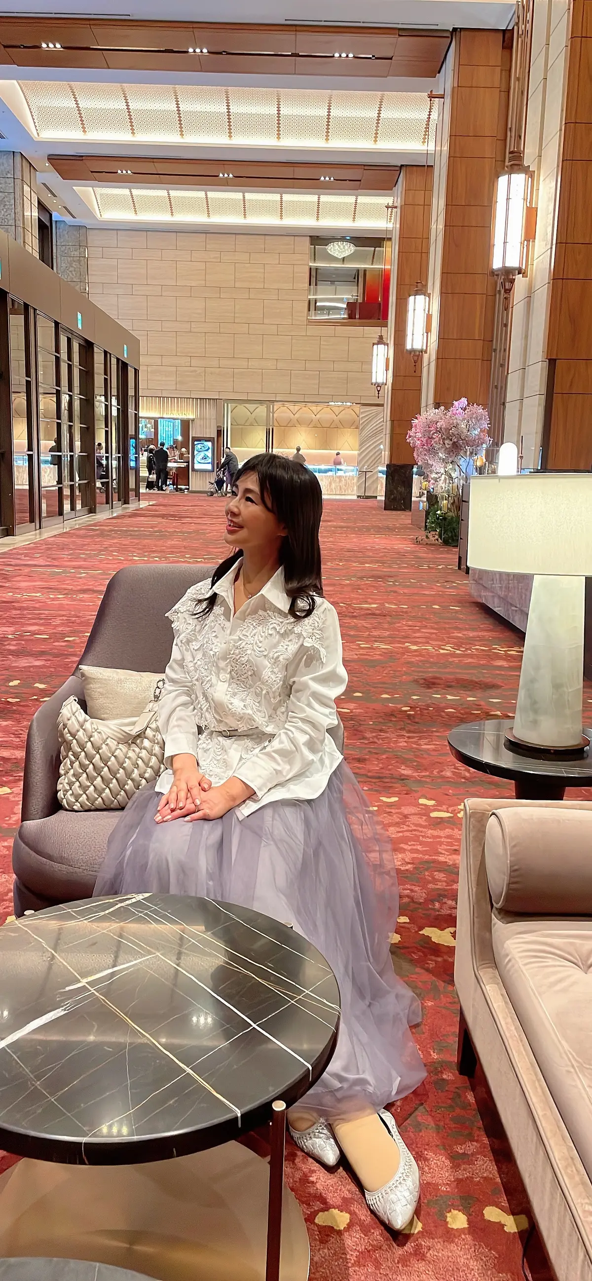 東京會舘、本舘、東京會舘本舘、ロビー、入り口、吹き抜け、吹き抜け天上、ブラウス、シャツぶ、レースブラウス、レーストップス、レース、トップス、お花、生花、白、ピンク、白ブラウス、フラワーアレンジメント、フラワーアレンジ、ロングヘア、blouse、シーイン、シーン、SHEIN 、スカート、skirt、éclat premium 、shoes、JELLY BEANS 、バッグ、bag、MICHEL KLEIN 、ベルト、ネックレス、belt、vis 、ペンダント、necklace、Jusail、ジュゼール、パンプス。シルバーパンプス、シルバー、グレー、ライトグレー、春服、春コーデ、春服コーデ