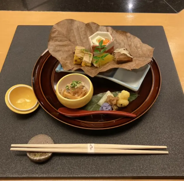 紅葉とクリスマスモードの椿山荘の画像_3