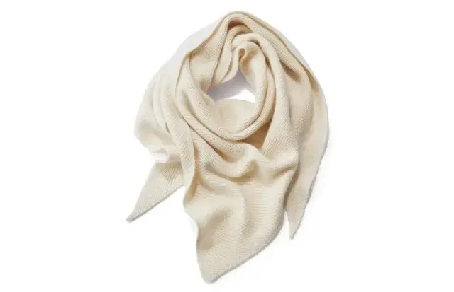 くるりと巻くだけで形が決まる三角形タイプ。テクニックいらずがうれしい。 ￥29,700／アイネックス（アソース メレ）