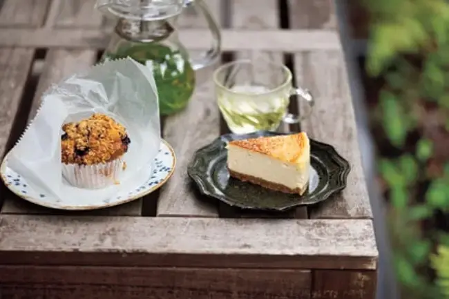 焼きたてキコリ谷マフィン￥380、キコリ谷チーズケーキ、ハーブティー 各￥480。お菓子やドリンクはテイクアウト可