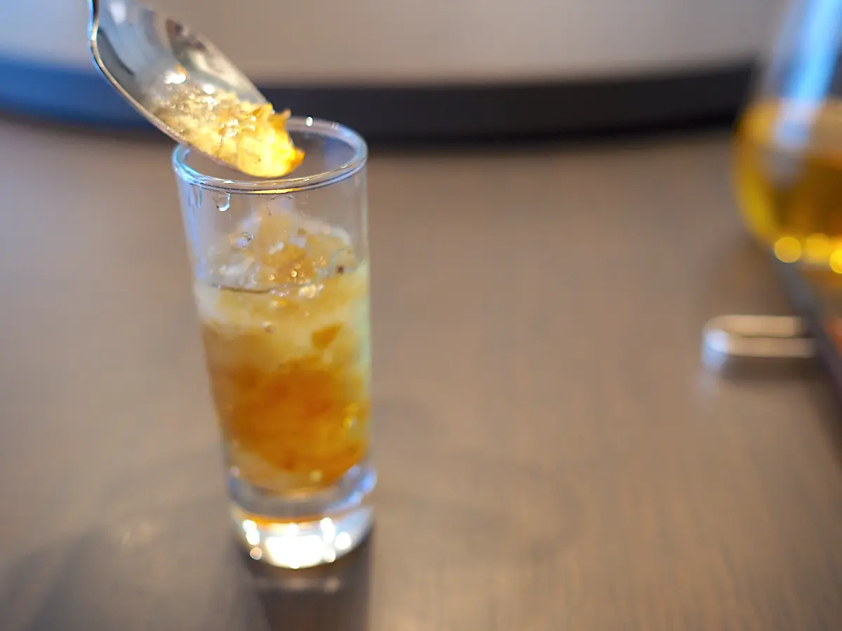 ツバメの巣入り桃膠　金箔あしらって