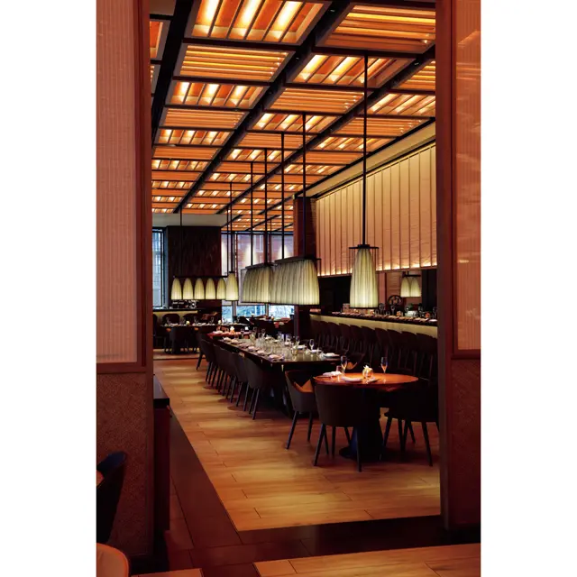 オレンジがかった赤色がシグネチャーカラー。