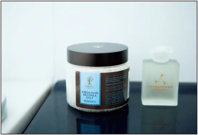 （右）アロマセラピー アソシエイツのブリーズ バスアンドシャワーオイル、（左）BARAKAのジョルダニアン デッドシー ソルト