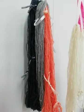 染めた糸を干しているところ