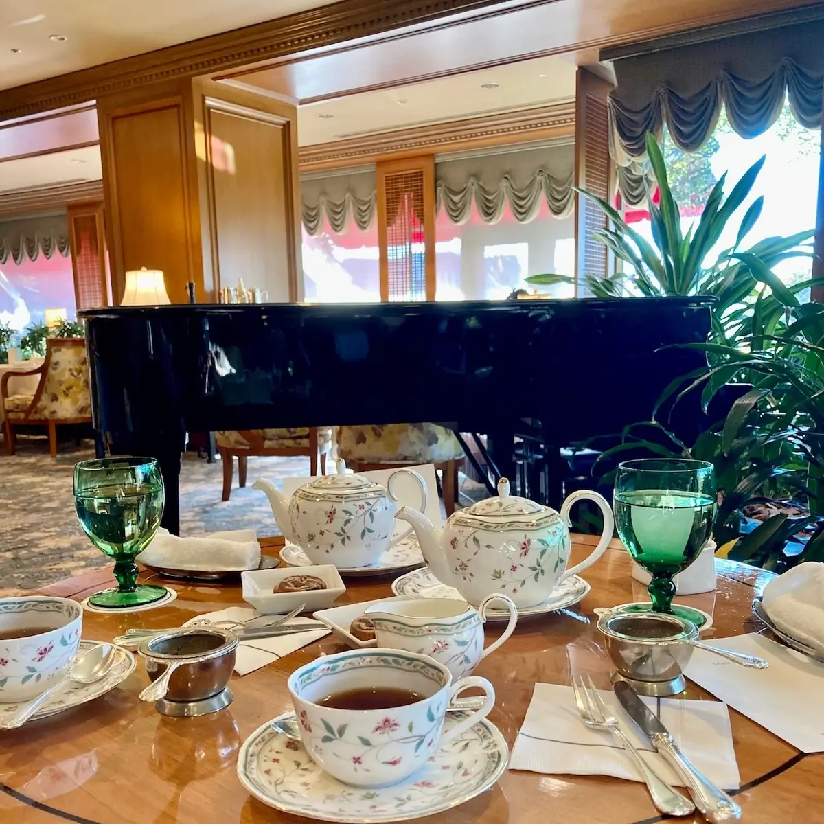 グランドピアノのそばのテーブル