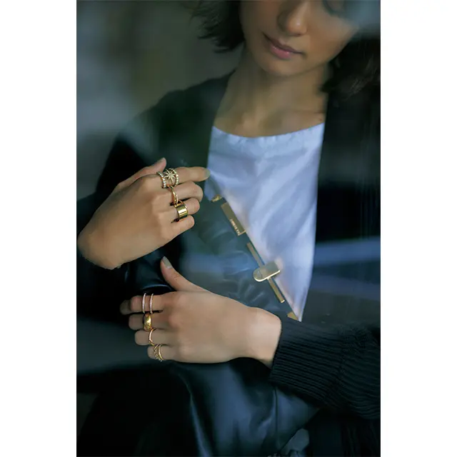 大胆なレイヤードが映えるのは成熟した大人の手もとだからこそ