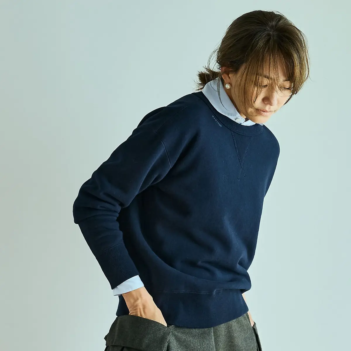 スカートにも合わせやすい、コンパクトなサイジングプルオーバー