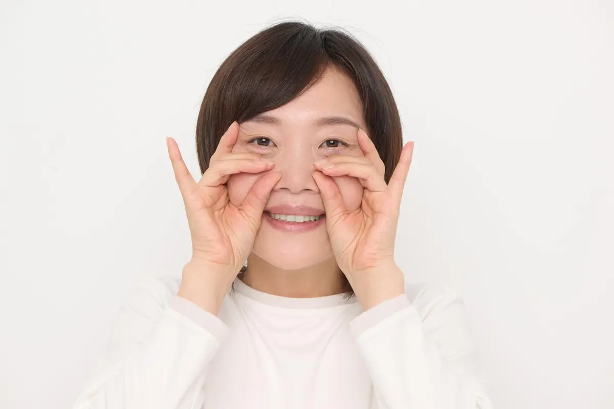 OurAge×Webエクラ 中指は目の下の涙袋の下に置いてキープ