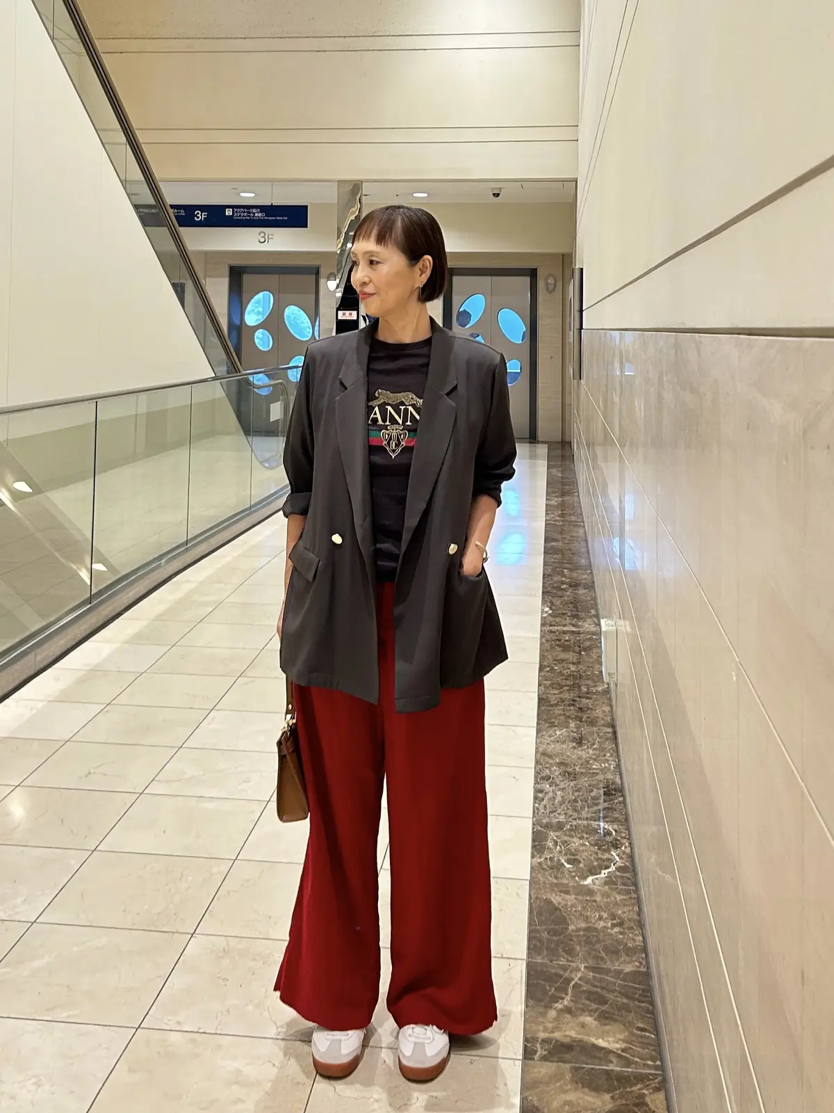 秋コーデ　ジャケットコーデ　スニーカーコーデ　パンツコーデ　アラフィフコーデ　ミニボブ　ショートボブ　DeuxiemeClasseTシャツ　赤パンツ　品川プリンスシネマ