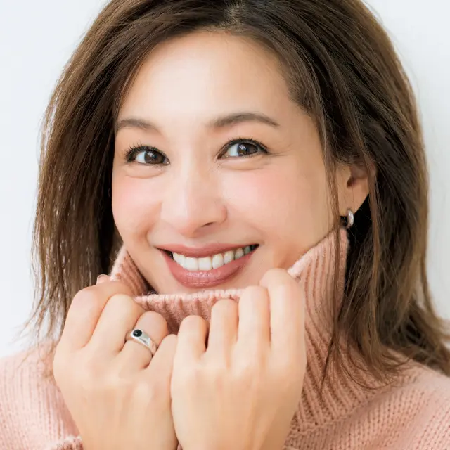 血色のいい肌のフレッシュで温かい雰囲気の稲沢朋子