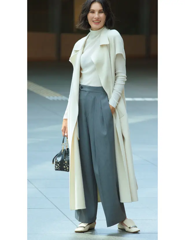 ネイヴのグレーパンツを着こなす田沢美亜