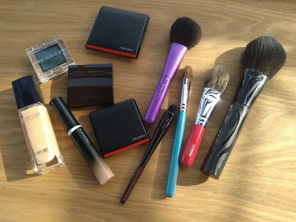 メイクブラシとベース・ポイントメイク