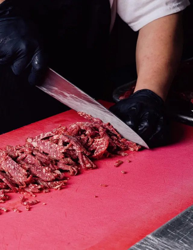 手作業でカッティングされたユッケは噛み応えのある食感がくせに