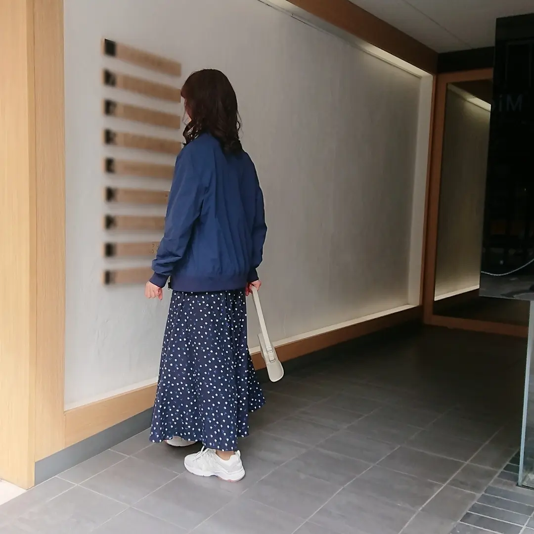 ネイビーアウター  ロングスカート  スニーカー