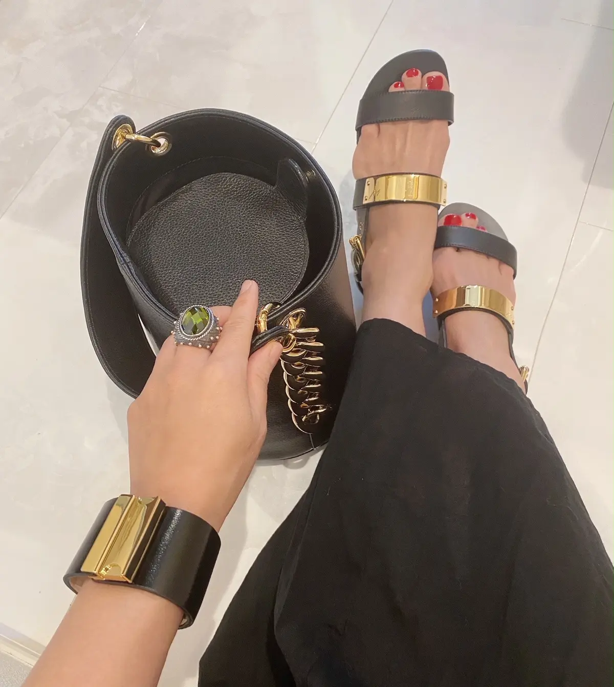 「大人のスポサンコーデ」小物は白or黒？の画像_5