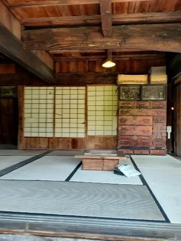 内部が公開されているお屋敷も。趣があります。