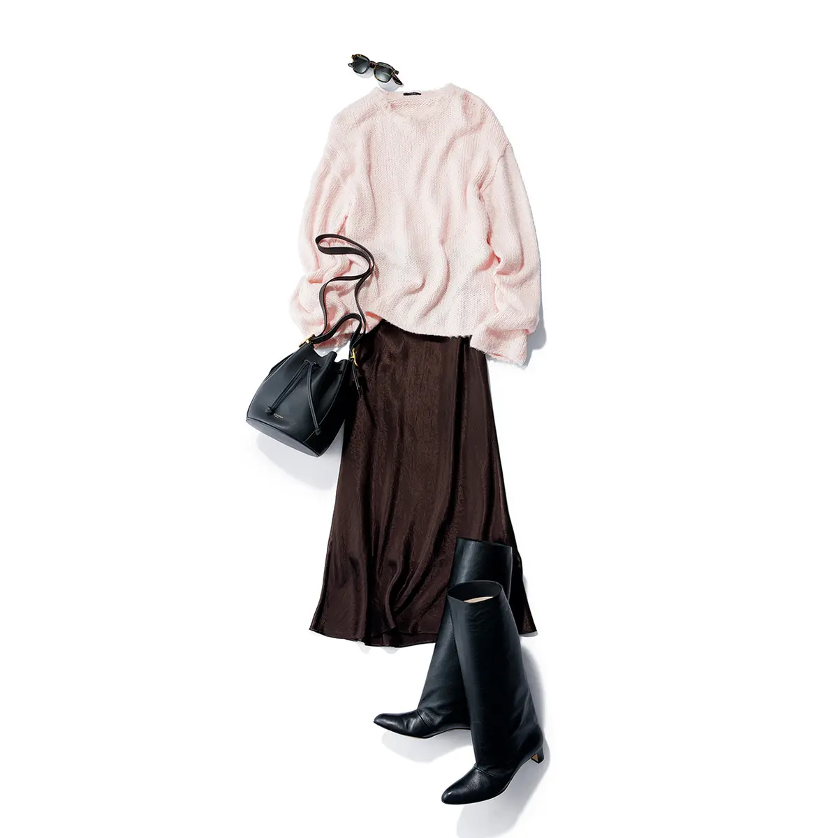 淡ピンクニットとブラウンスカートのコーディネート