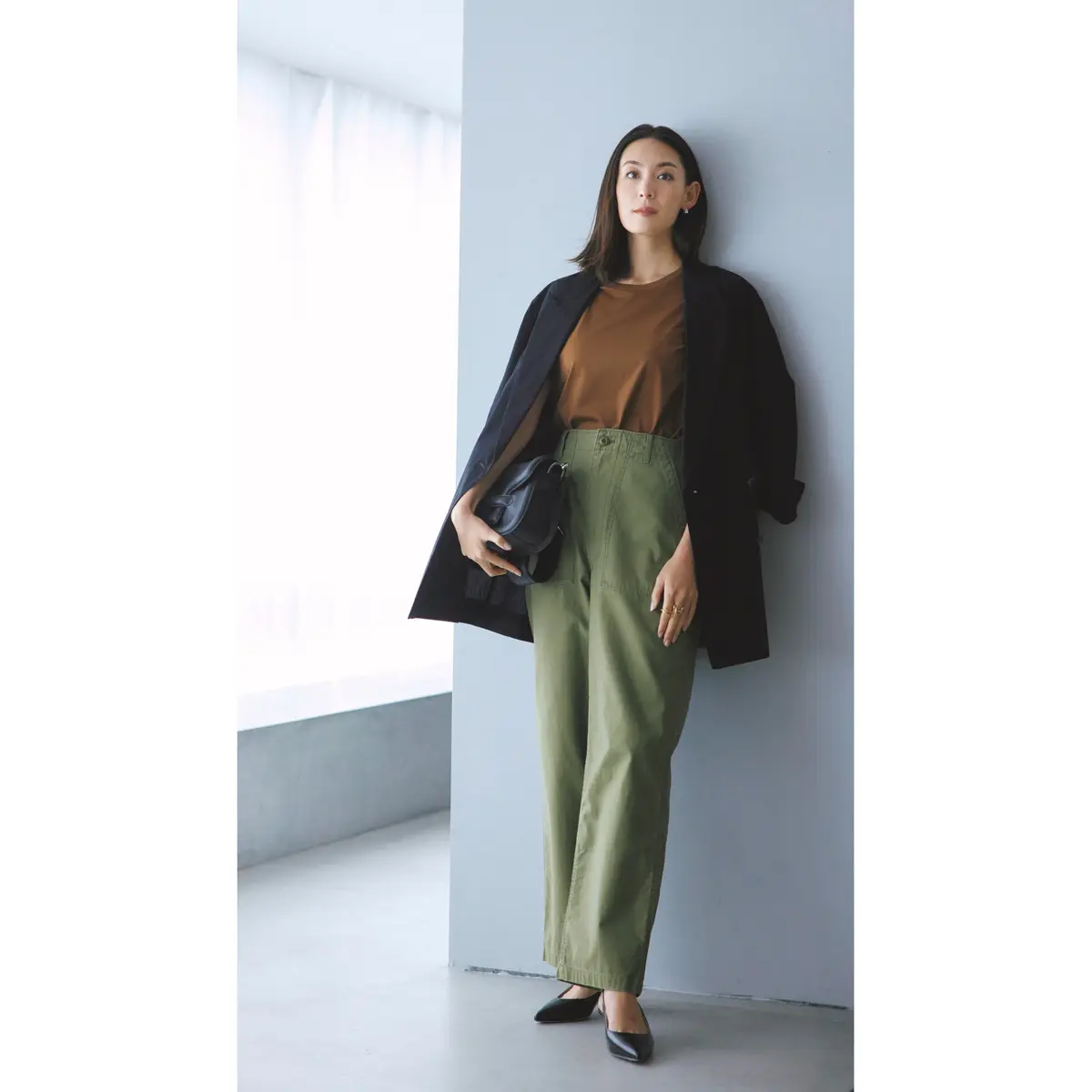黒ノーカラージャケットにブラウンカットソーとカーキパンツを合わせたコーディネート　モデル・LIZA
