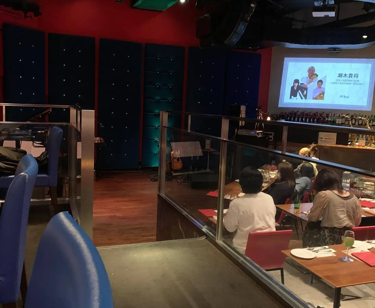 久しぶりの夜のお出かけはライブバーへ。の画像_2