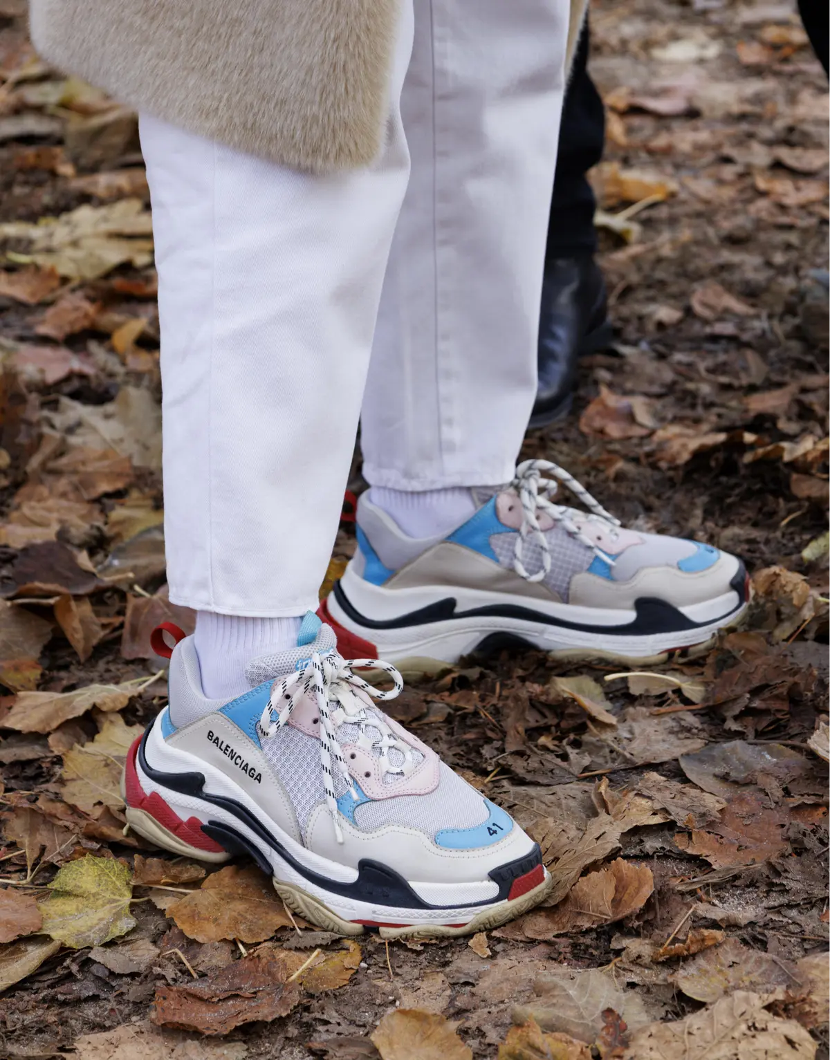 ファッションスナップ　スニーカー　バレンシアガ