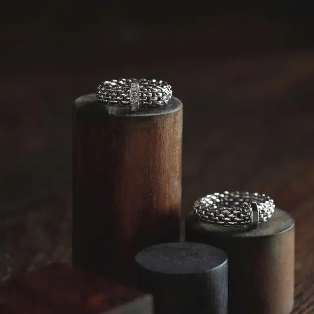 ダイヤモンドの輝きと絶妙なつけ心地が魅力のジェンダーニュートラルなリング