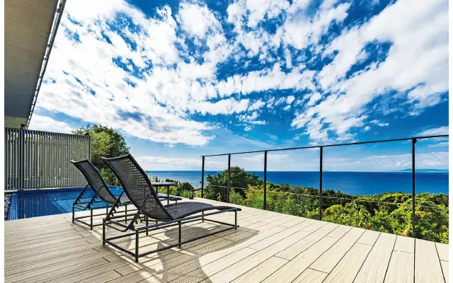 テラスにはデッキチェアを設置。駿河湾に沈む美しい夕日を眺めながらくつろいで