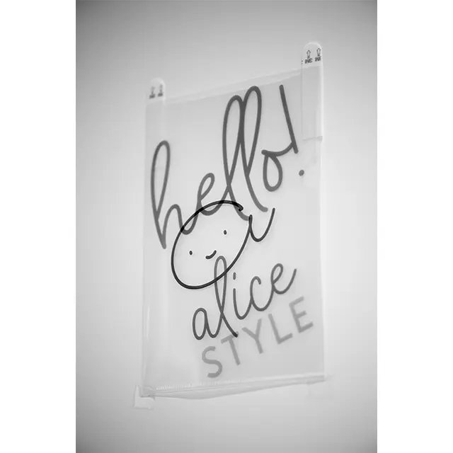 本社となる会議室ドアには、「アリススタイル」のプレートが。