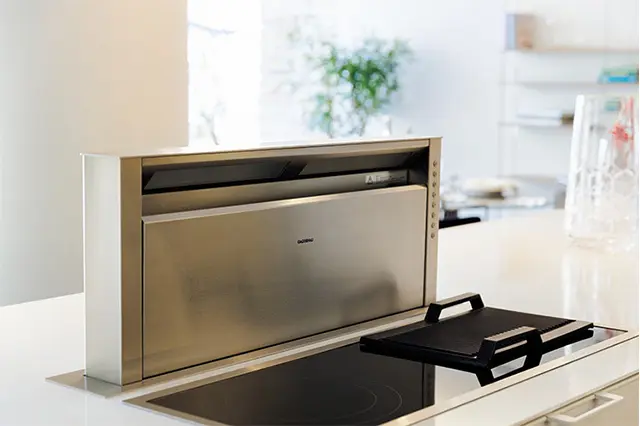 アイランド上部に換気扇を つけたくない、つけられないケースでは格納式の換気扇 を。