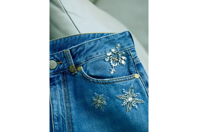 インドの手刺繡が華やかなアクセントに