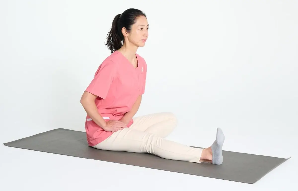 OurAge×Webエクラ　②目線を前に向けたまま上体を軽く倒して5〜10秒キープ。このとき、右の裏ももが伸びるのを意識しましょう。胸を張って、背中が丸くならないように注意。反対側も同様に。