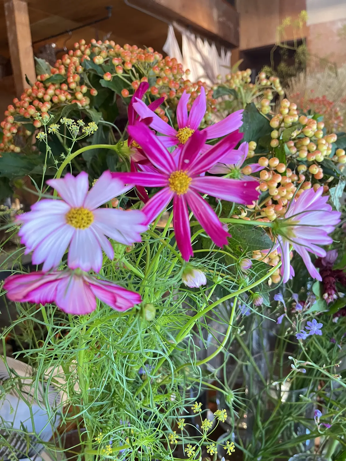 久々の花活♪秋色のお花の中で〝花屋で写真の画像_3