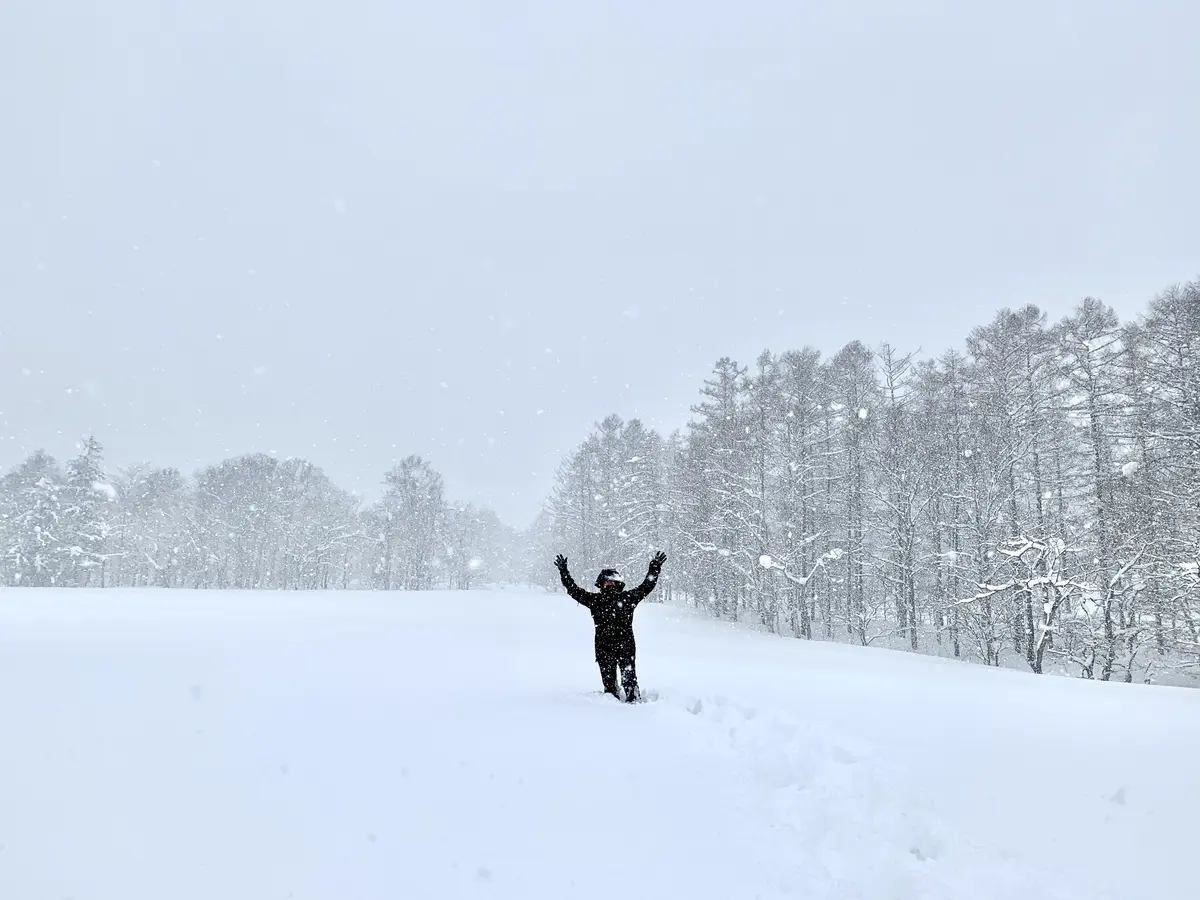 どこまでも続く大雪原に足跡をつけて進む私「ハロー！」