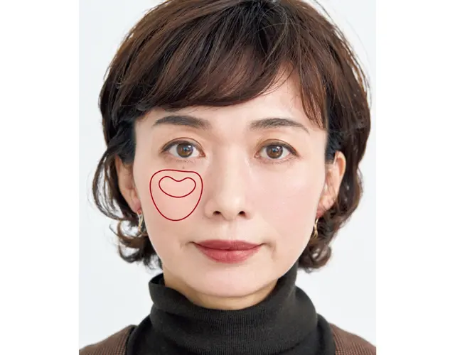 2色のチークを、入れる範囲を変えて重ね、のっぺりとした頰に厚みとふっくら感を。