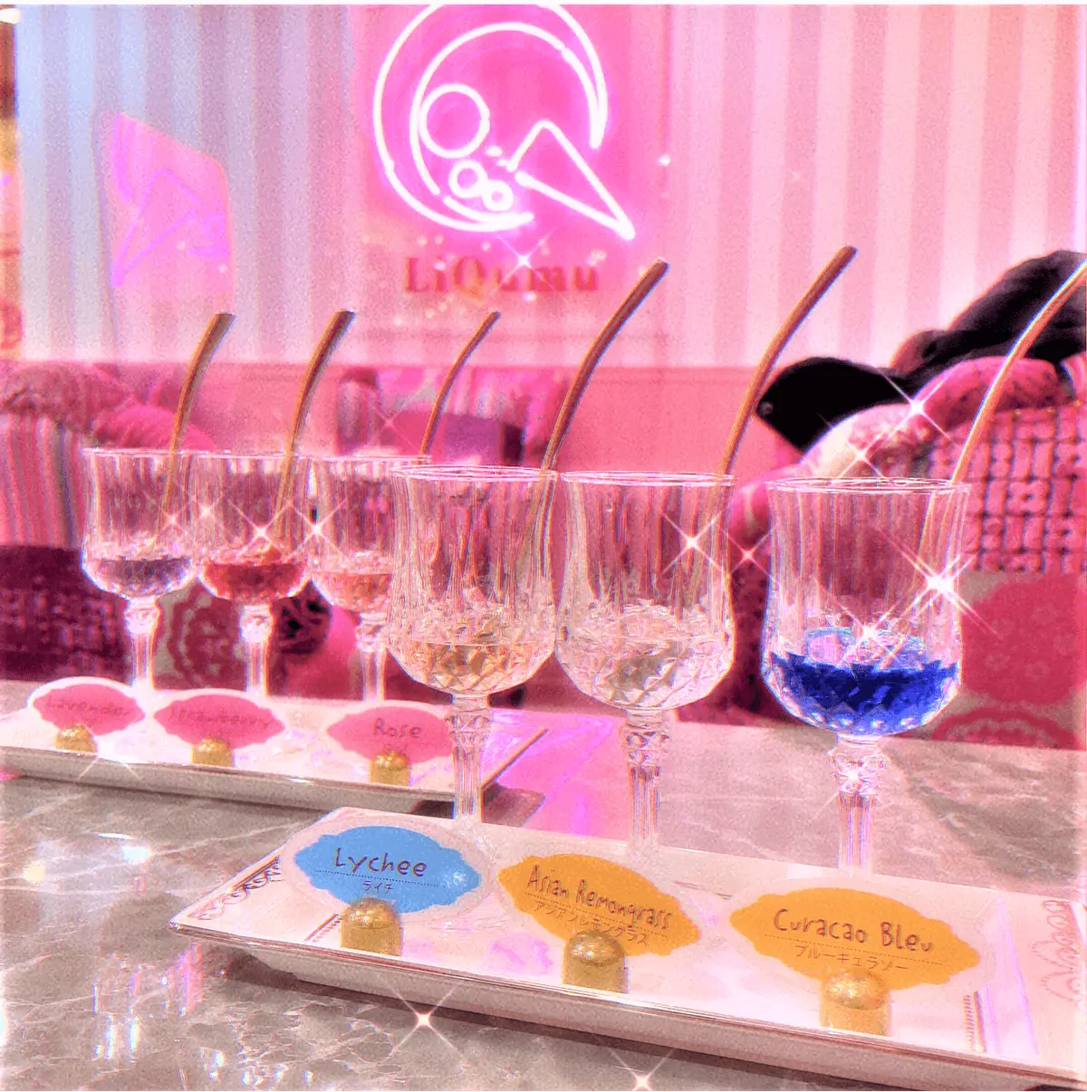 「リキューム原宿」。ソフトクリームにリキュールかけて食べる。カフェ。