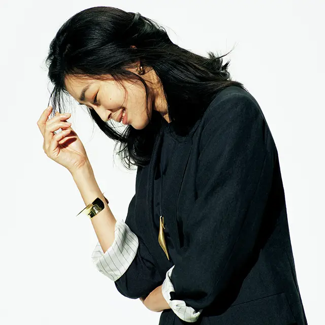 黒コーデ×ゴールドバングル