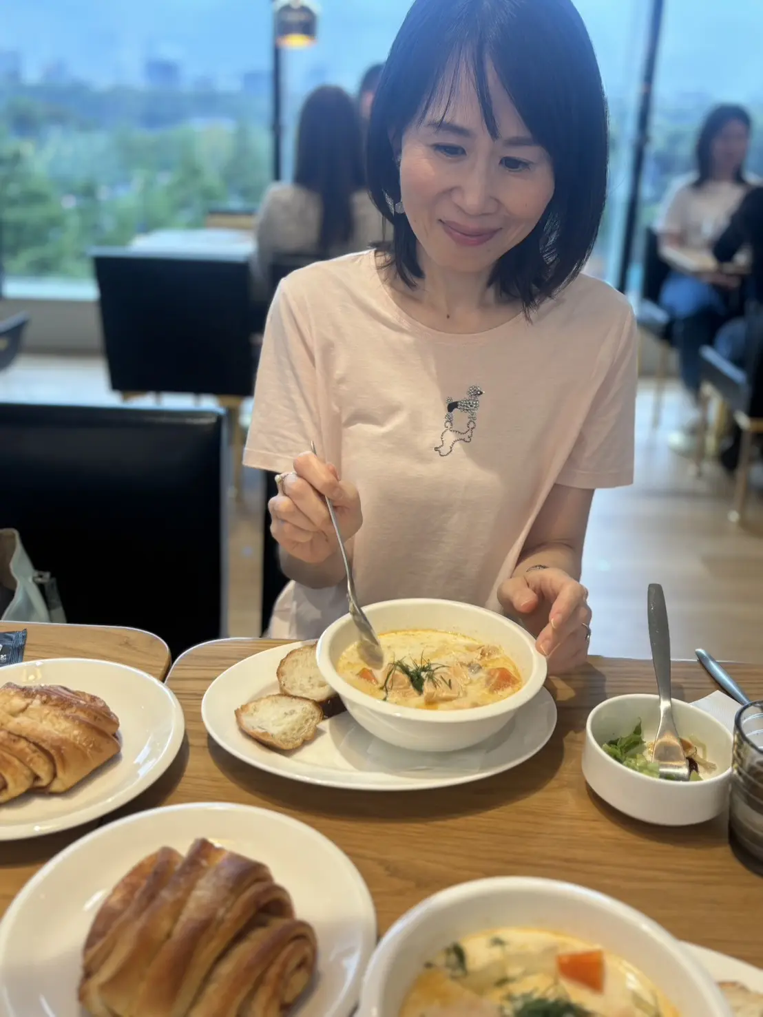 とっても大きいシナモンロール！私はお腹がいっぱいすぎて食べられず〈お持ち帰り〉に。翌朝温め直してカフェオレと頂きましたが、これがまた最高に美味しかったです！