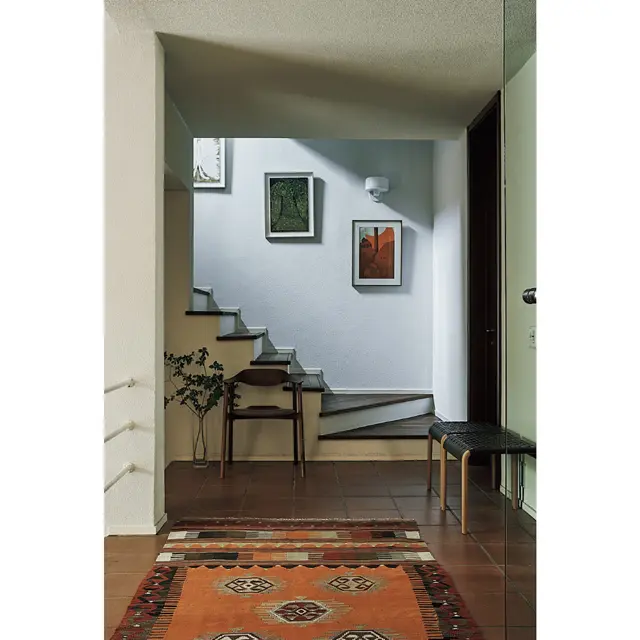 チーク材の踏み板の趣ある階段