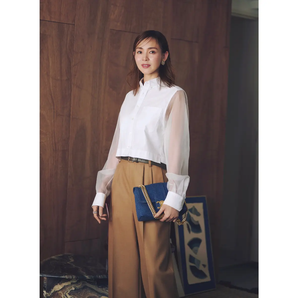 白シアースリーブシャツにブラウンパンツを合わせたコーディネート　モデル・SHIHO