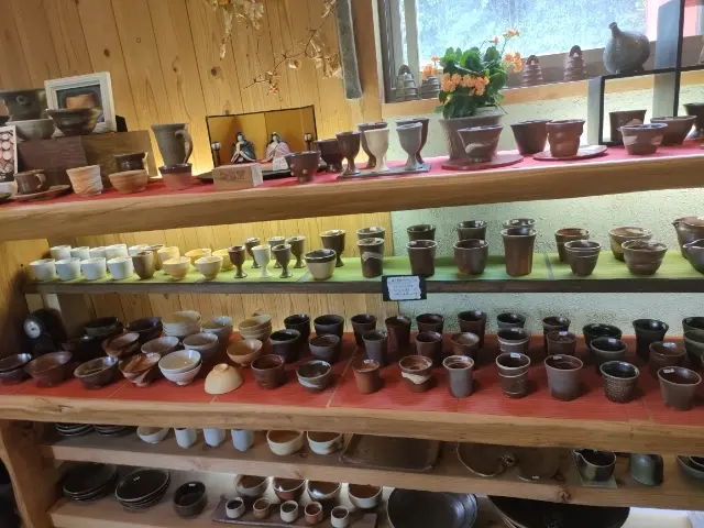 「穴釜」で焚かれた、焼き締め呼ばれる陶器たち。