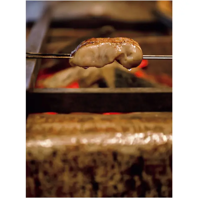 カウンター越しに炭火の焼き台が見える