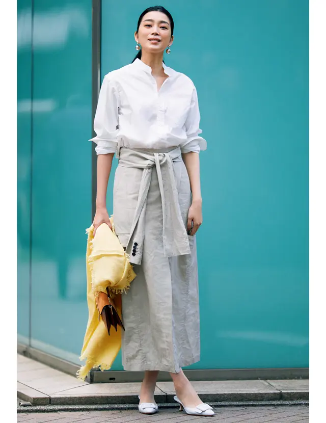 チノの遊び心あるデザインのスカートを着こなすゆうき