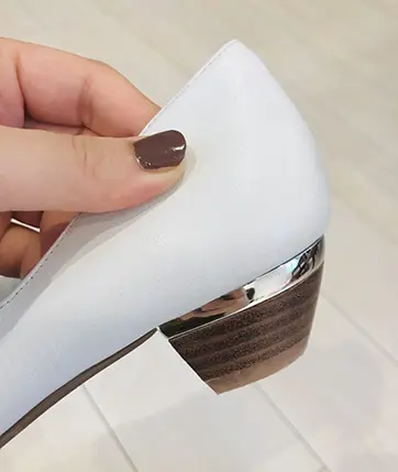 ヒール3cm。シルバーのアクセントがスタイリッシュ