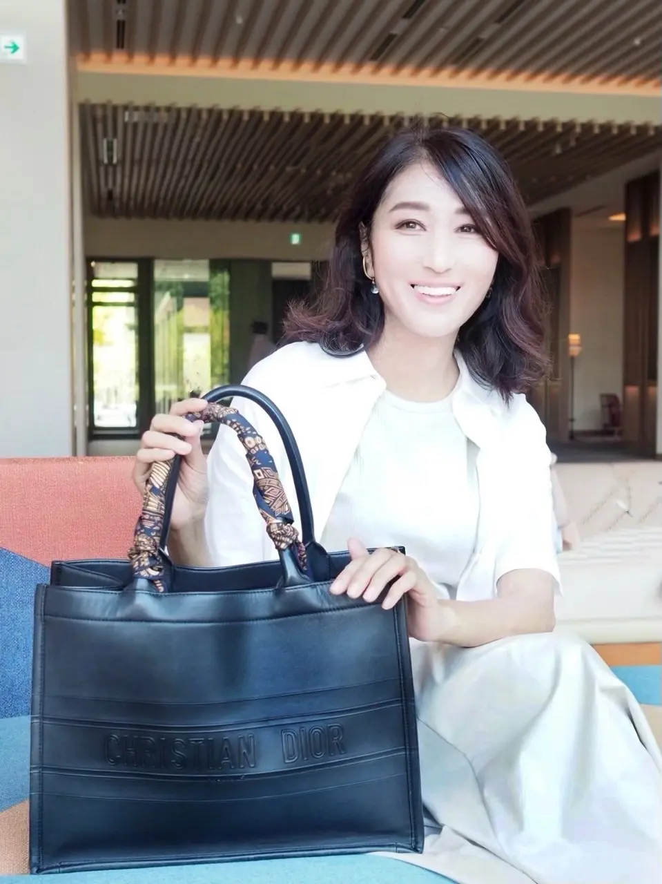 DIORバッグ　ハンドルにスカーフを巻きつけてより華やかに♡