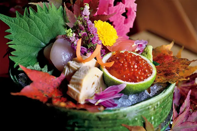 華やかな刺身の盛り合わせ。