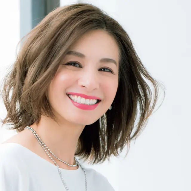 シャネル ルージュ アリュール インク フュージョン 832を使用した稲沢朋子